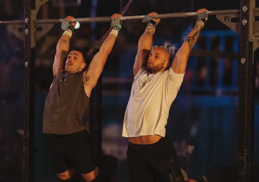 2 Athleten bei Pull-ups