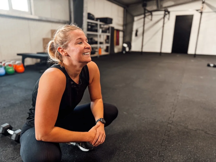 Frau in einer CrossFit Box beim Training