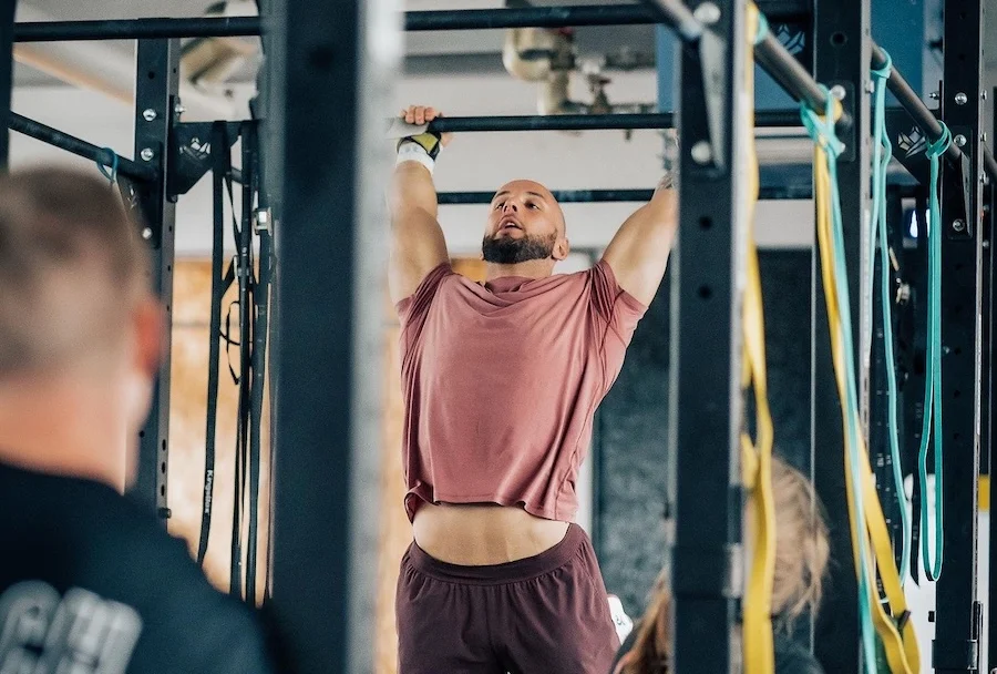 Athlet an einer Pull-up-Stange