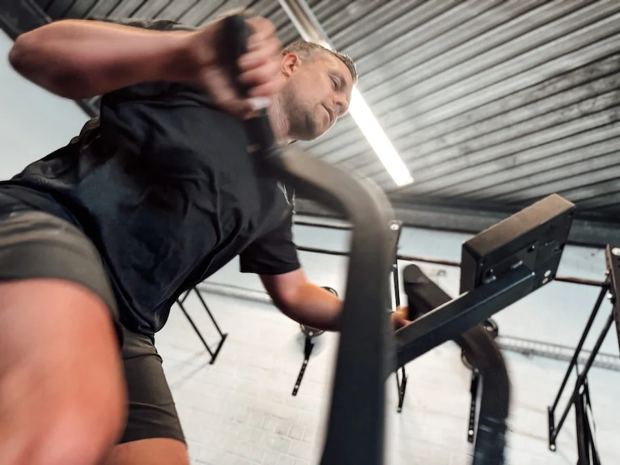Athlet auf einem AirBike