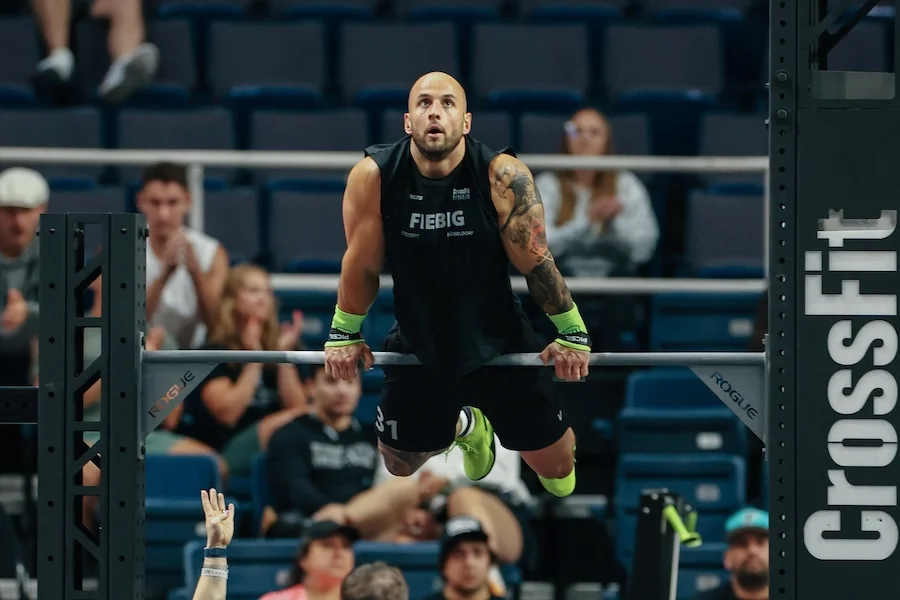 Athlet bei Bar Muscle-ups