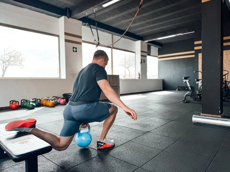 Athlet bei Bulgarian Split Squats