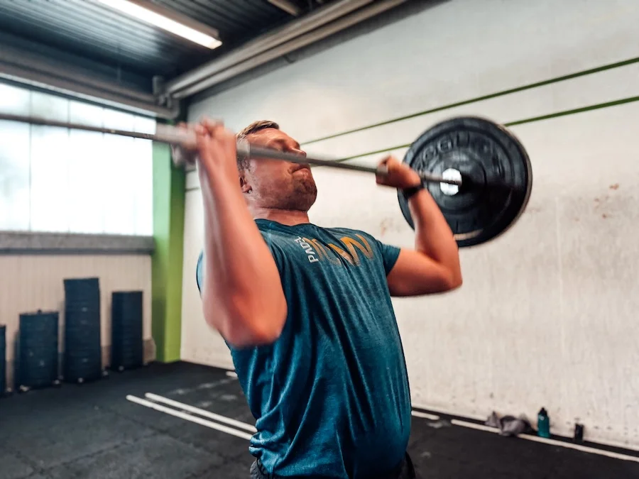 Athlet bei einem Push Press