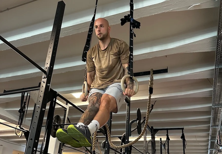 Athlet bei Ring Muscle-ups