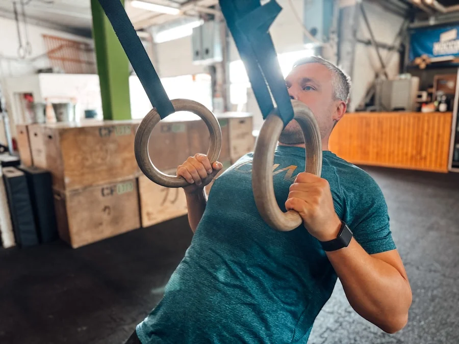 Athlet bei Ring Rows