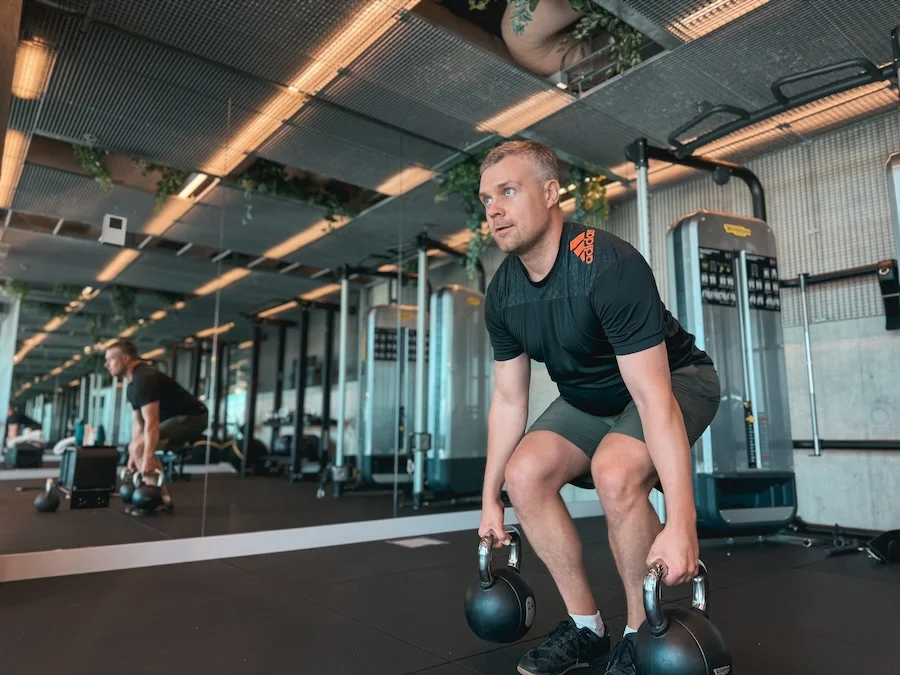 Athlet beim Kreuzheben mit Kettlebells