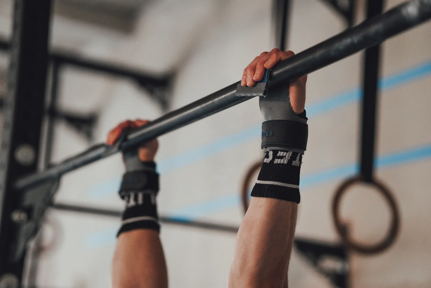 Athlet, der an einer Pull-up-Stange hängt
