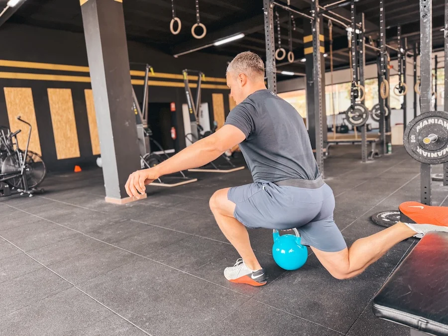 Athlet, der Bulgarian Split Squats macht