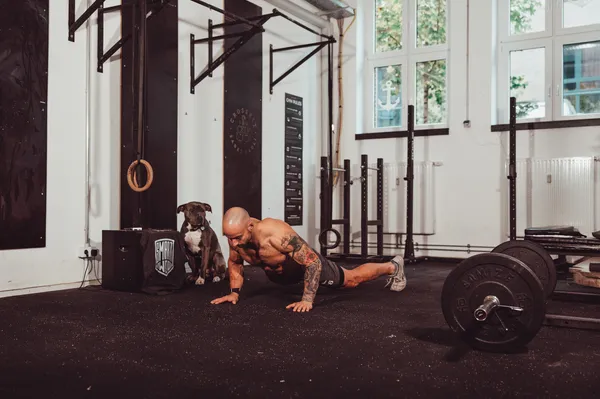 Athlet, der Burpees macht