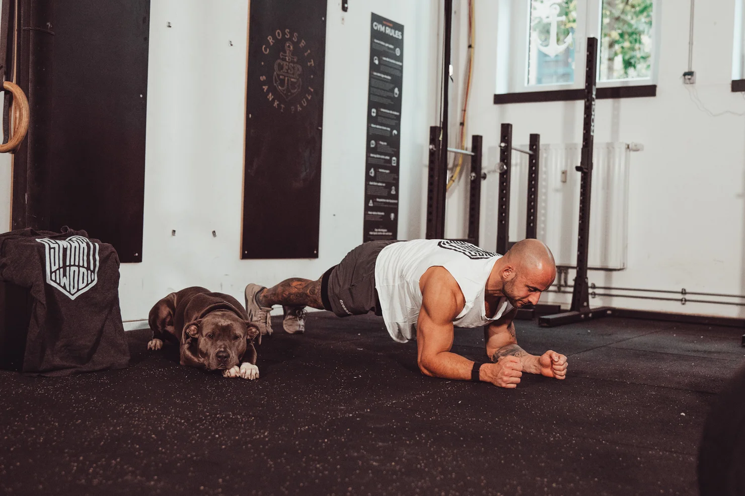 Athlet, der einen Plank macht