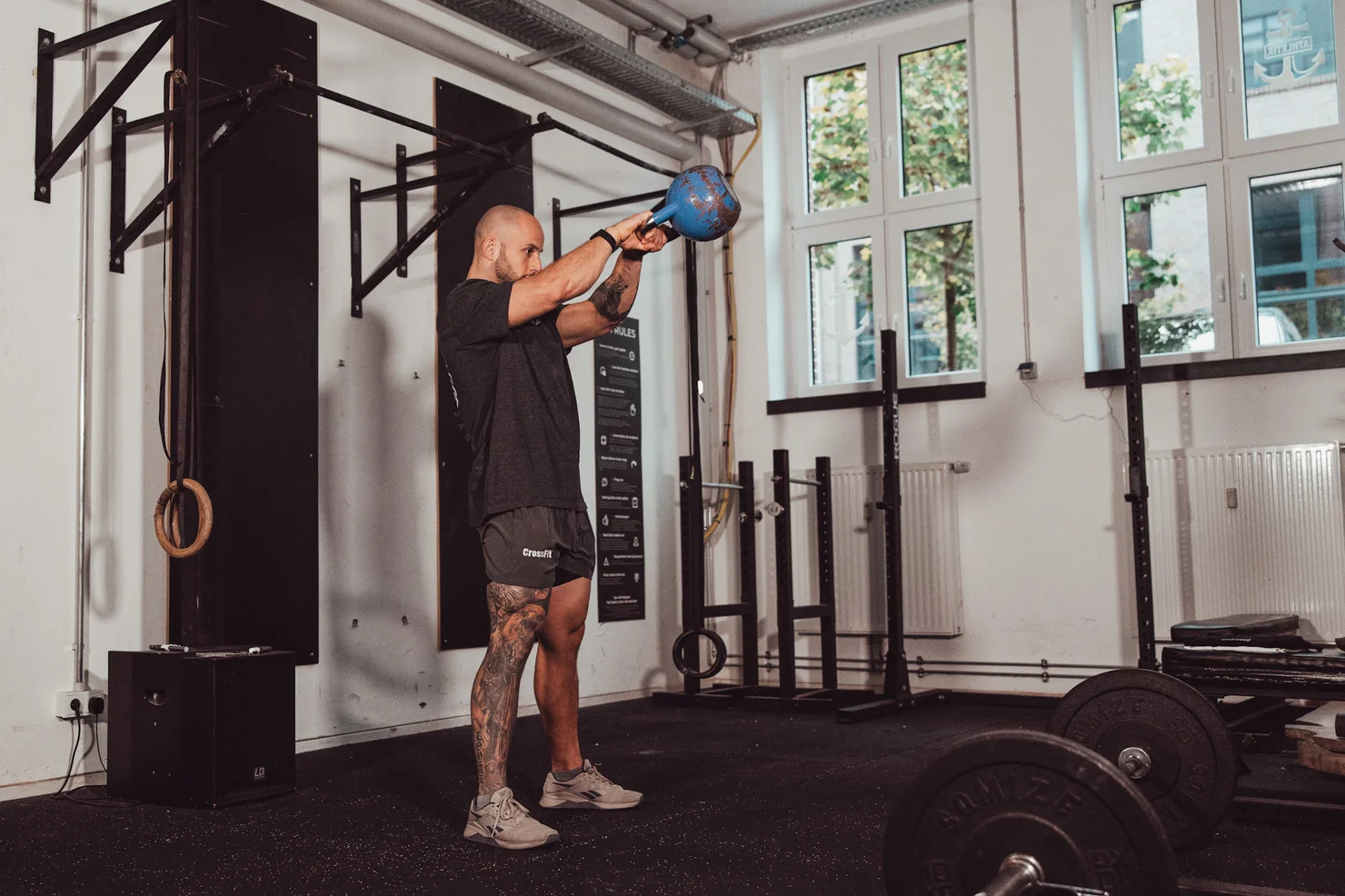 Athlet, der Kettlebell Swings macht