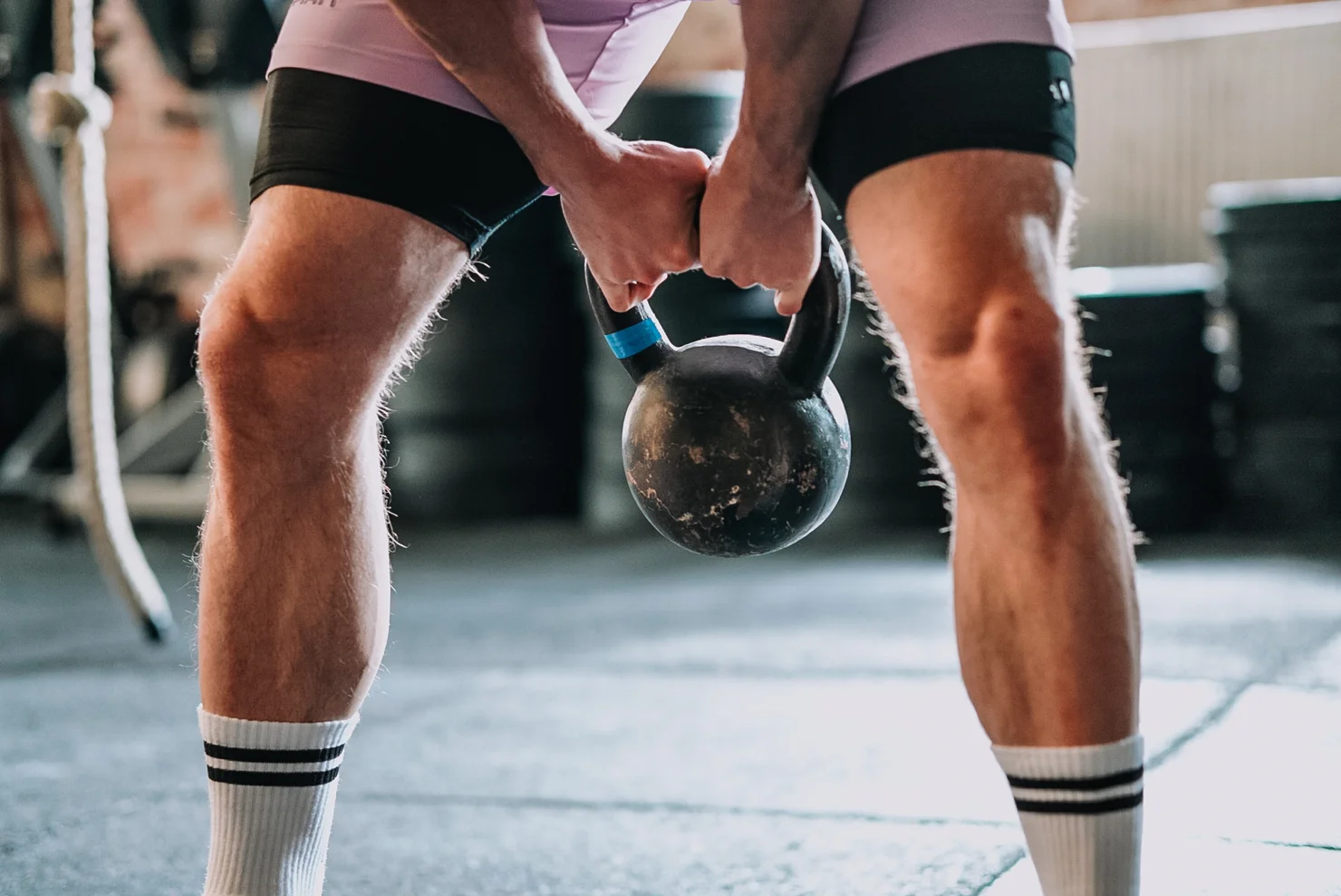 Athlet, der Kettlebell Swings macht