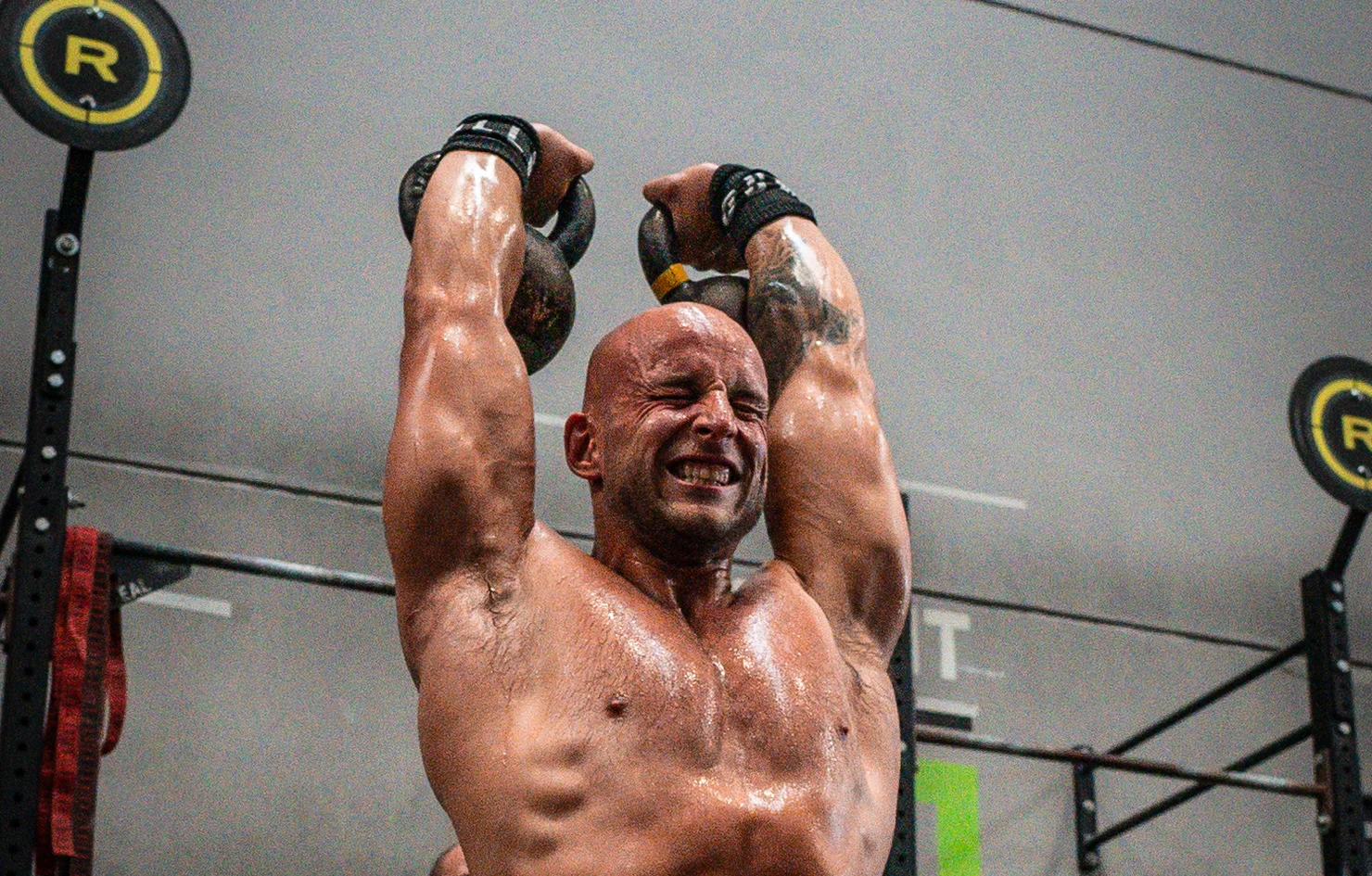 Athlet, der mit Kettlebells trainiert