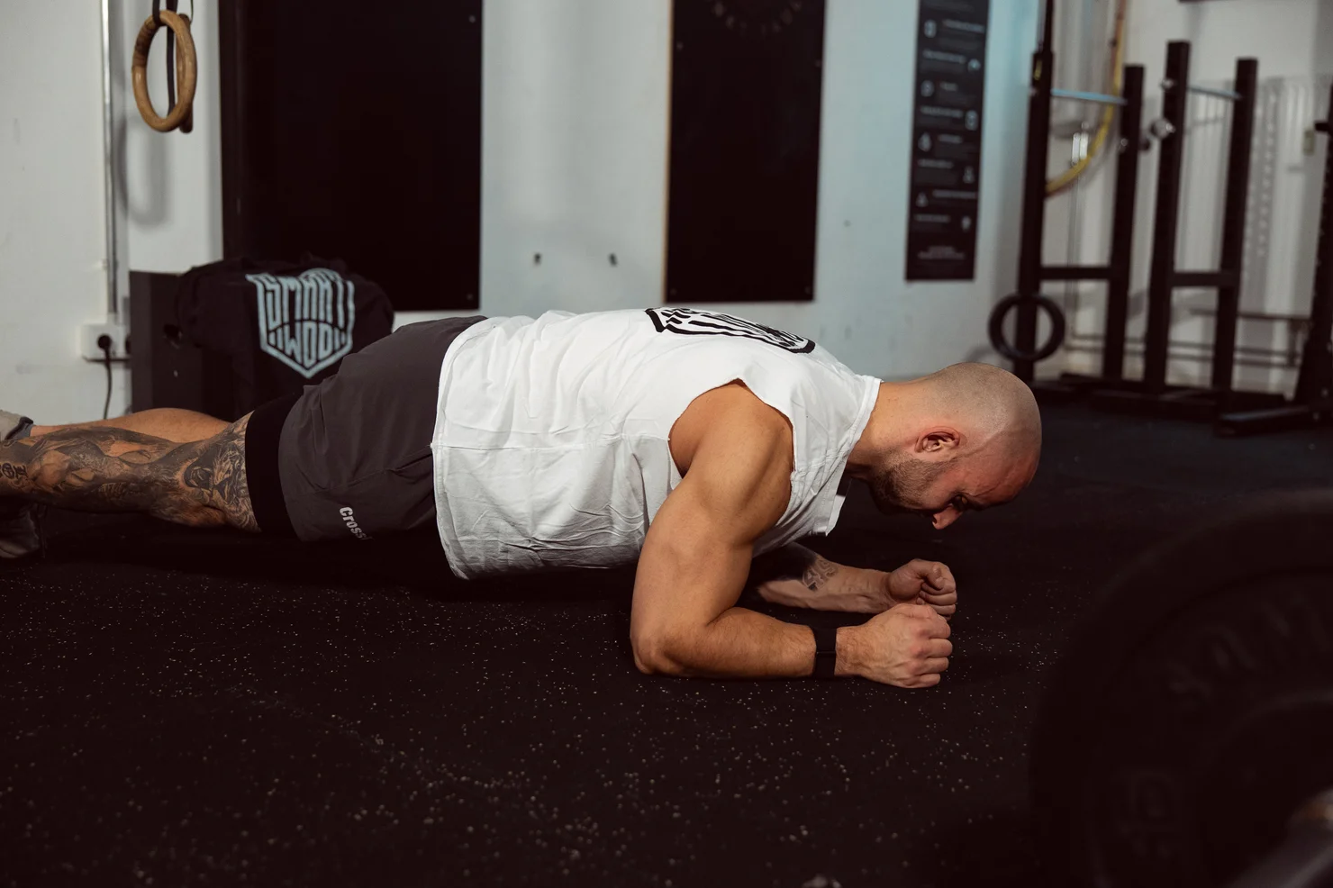 Athlet, der Planks macht