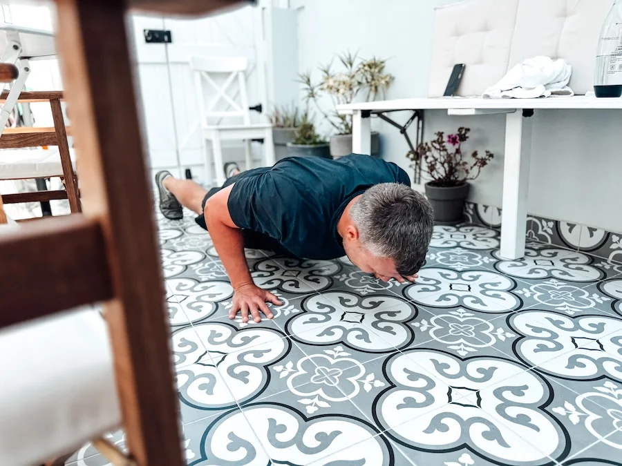 Athlet, der Push-ups macht