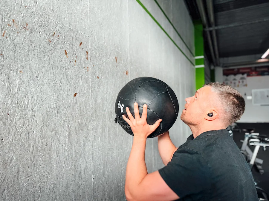 Athlet, der Wall Balls macht