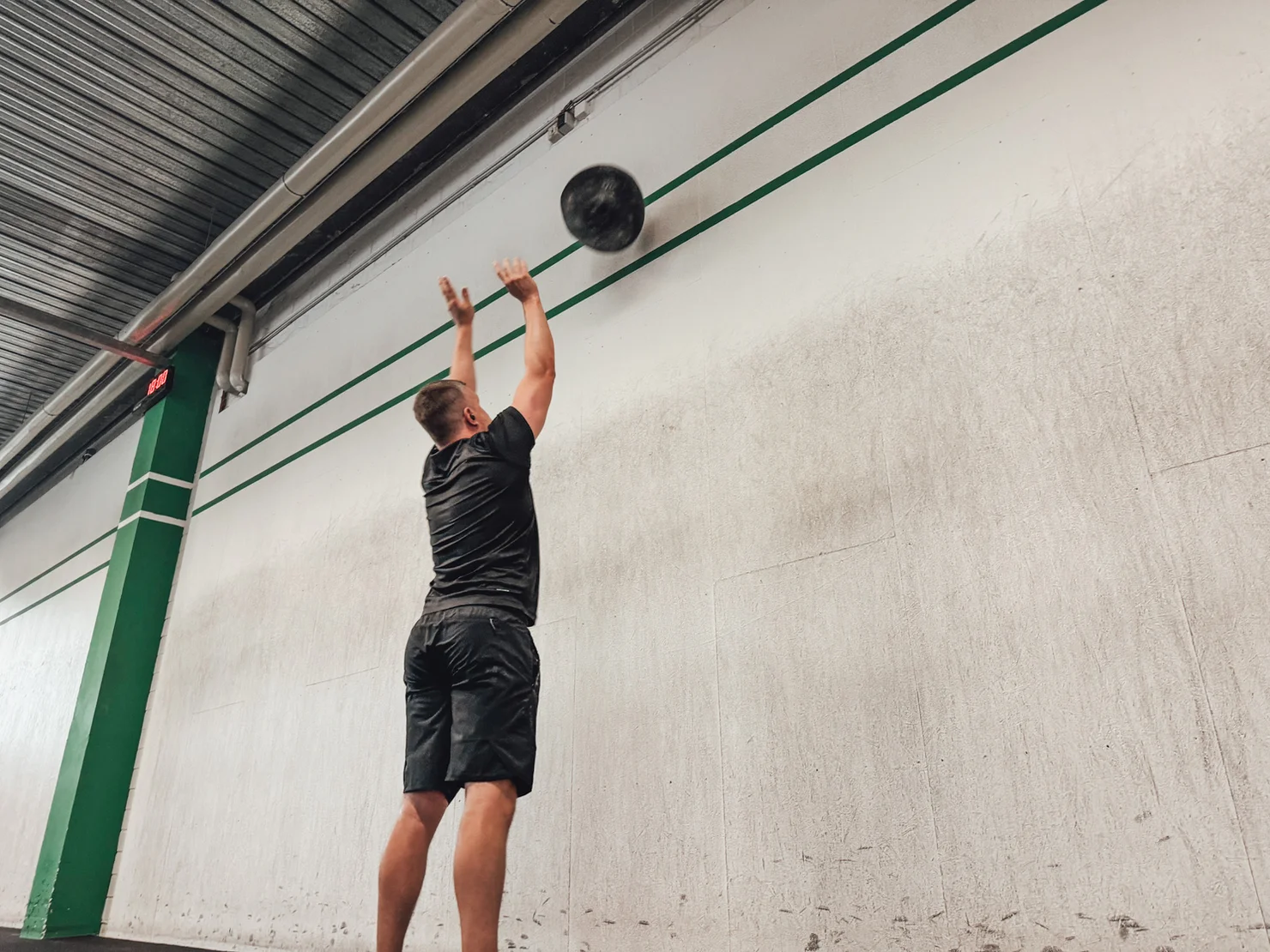 Athlet, der Wall Balls macht