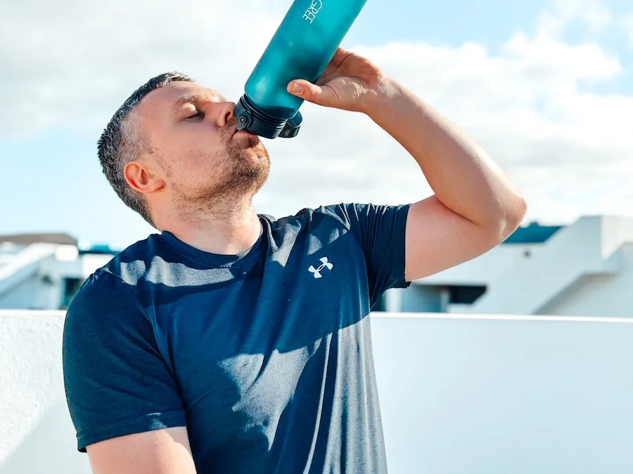 Athlet, der Wasser trinkt im Sommer
