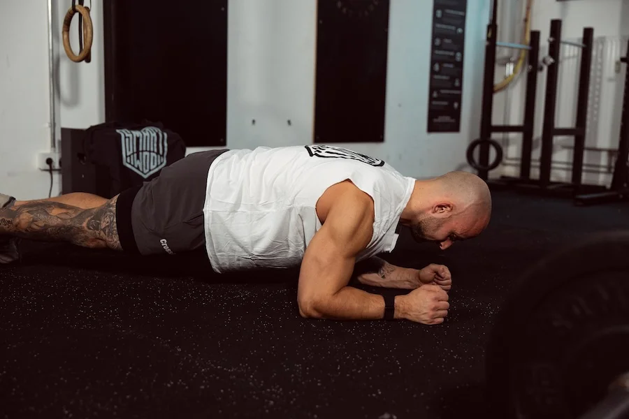 Athlet bei einem Plank