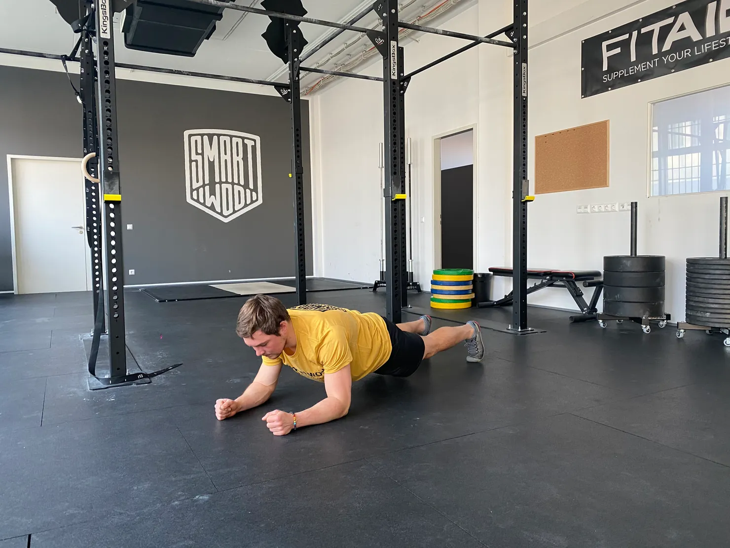 Athlet macht einen Plank