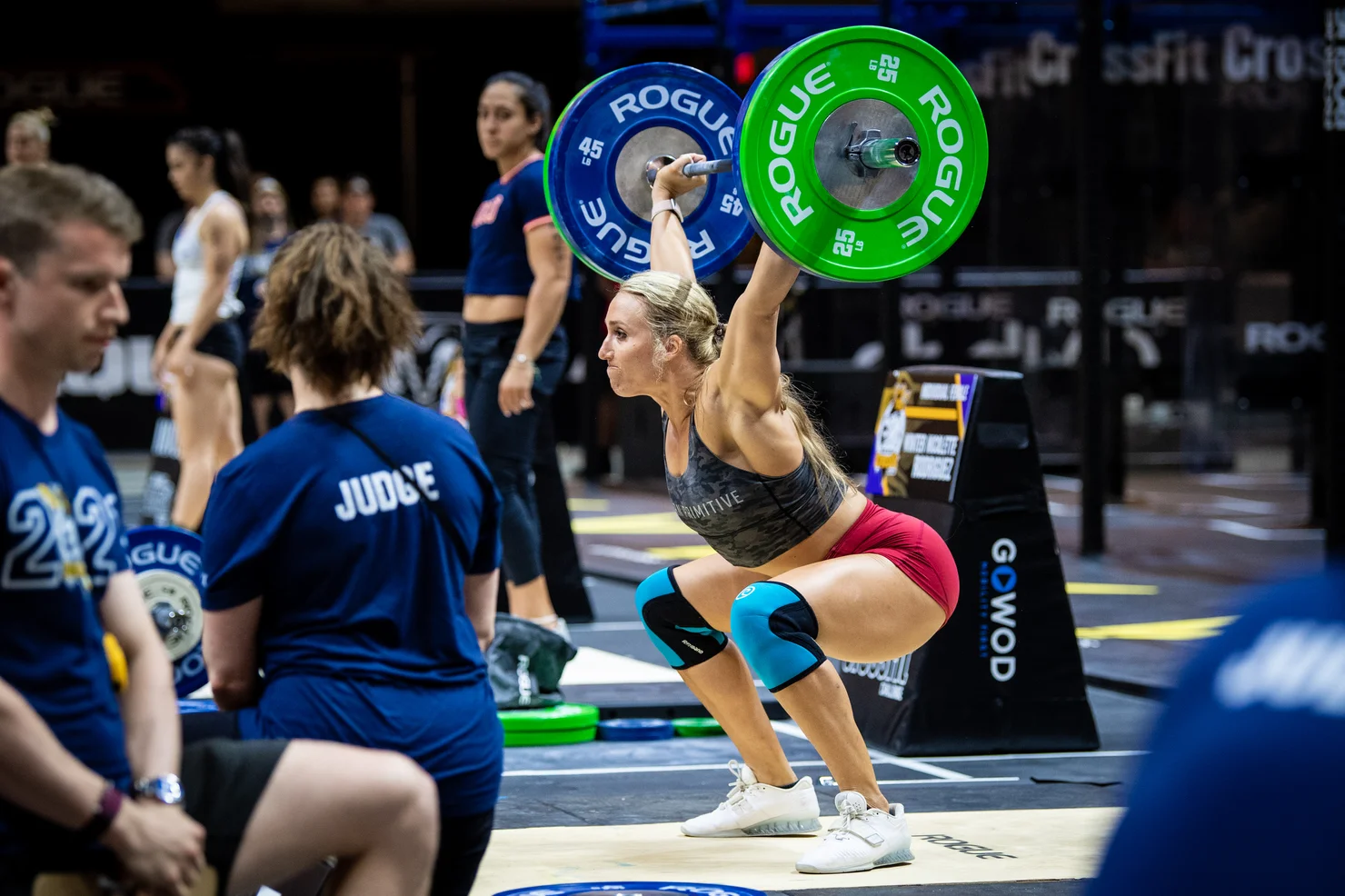 Athletin, die einen Snatch macht
