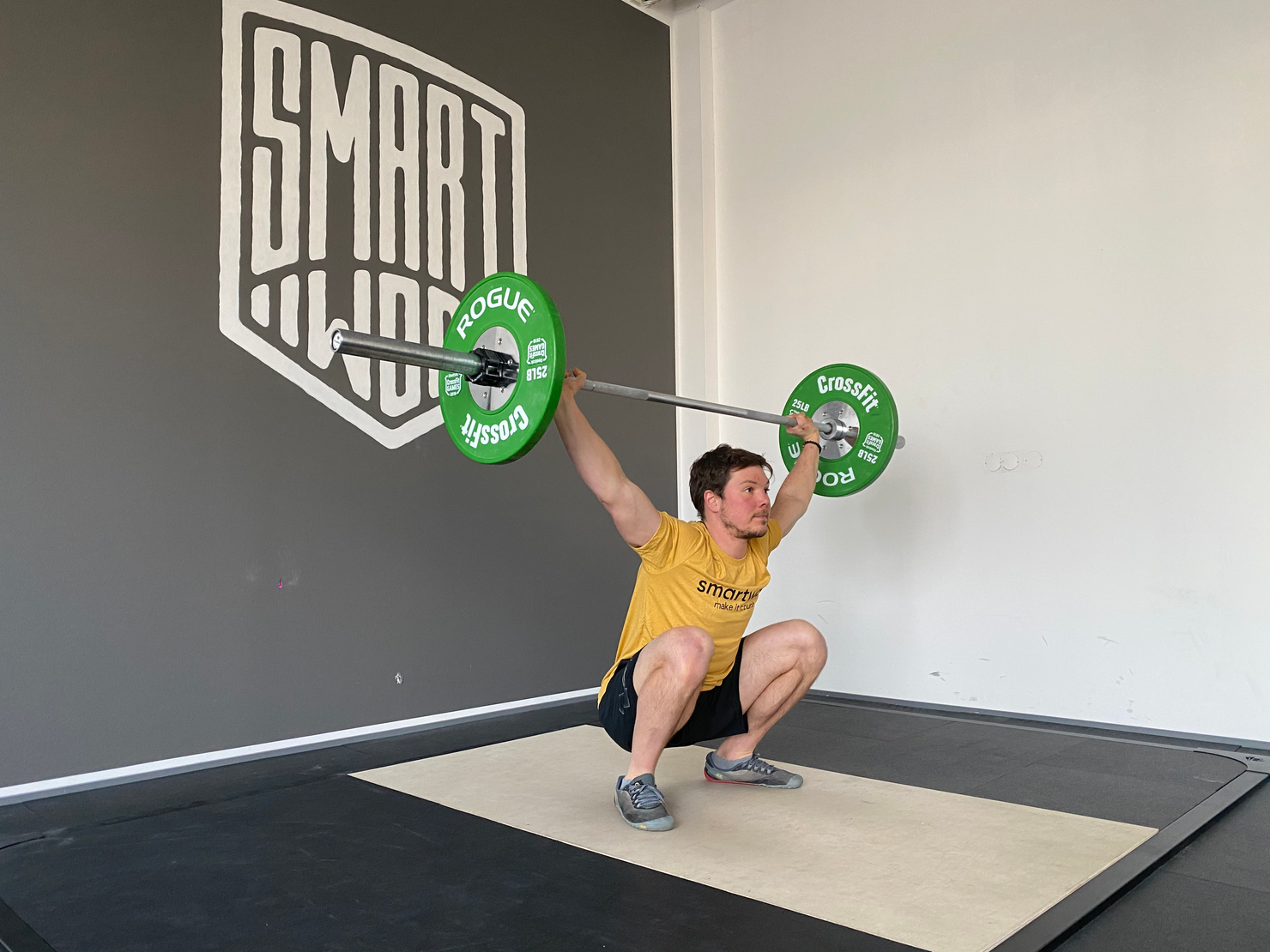 Sportler, der einen Overhead Squat macht