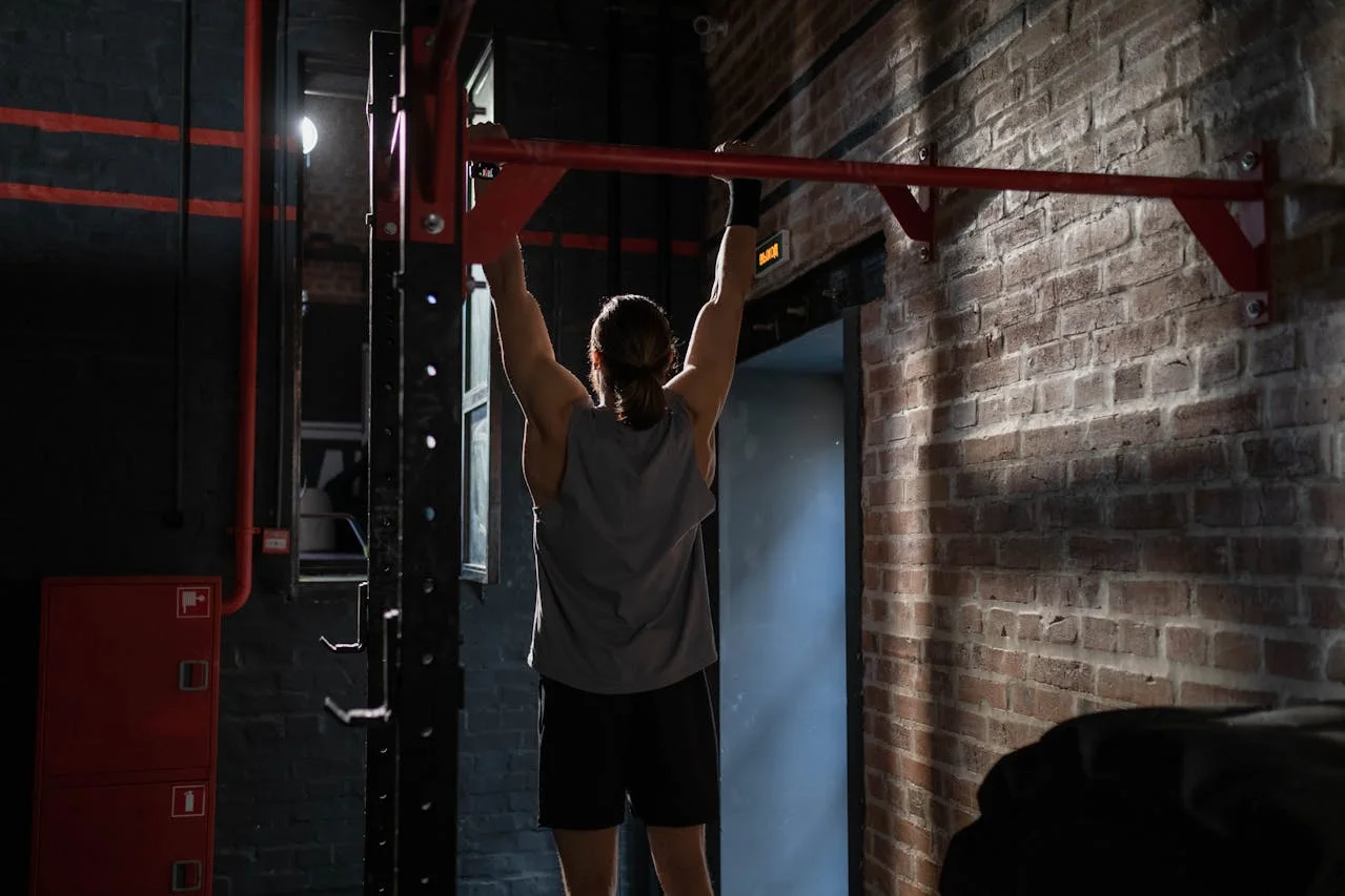 Athlet, der Pull-ups macht