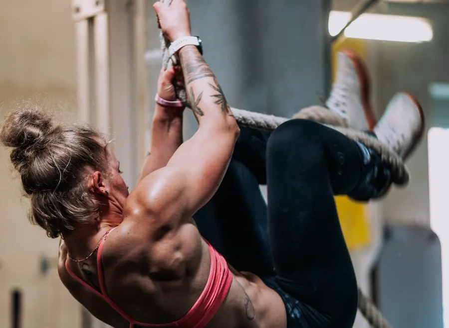 Athletin bei Rope Climbs