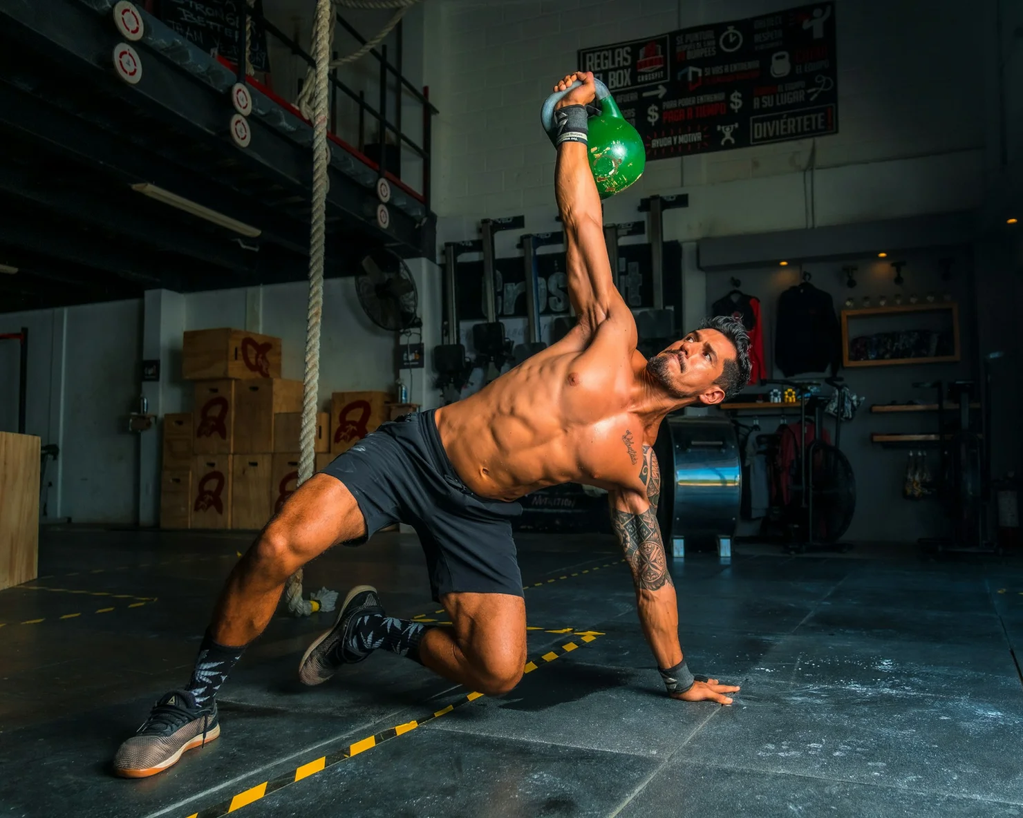 Athlet bei Turkish Get-ups mit einer Kettlebell