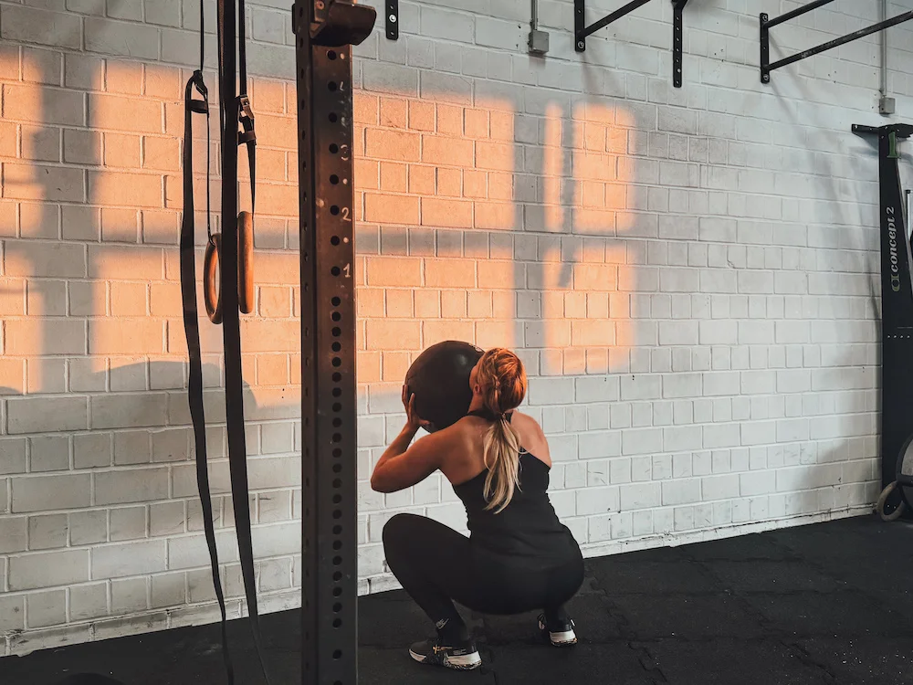 Athletin, die Wall Balls macht