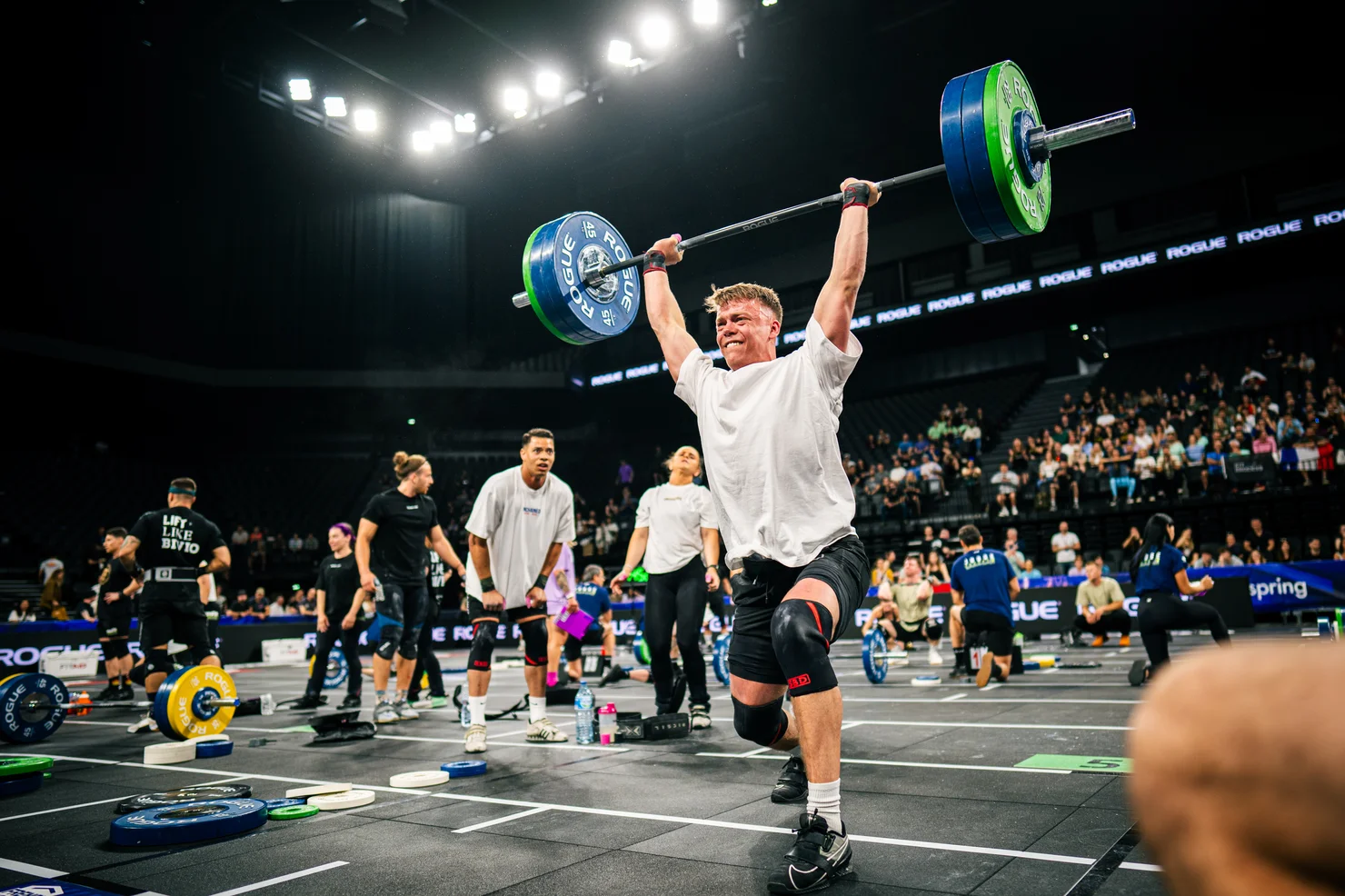 Athlet eines Team beim Split Jerk