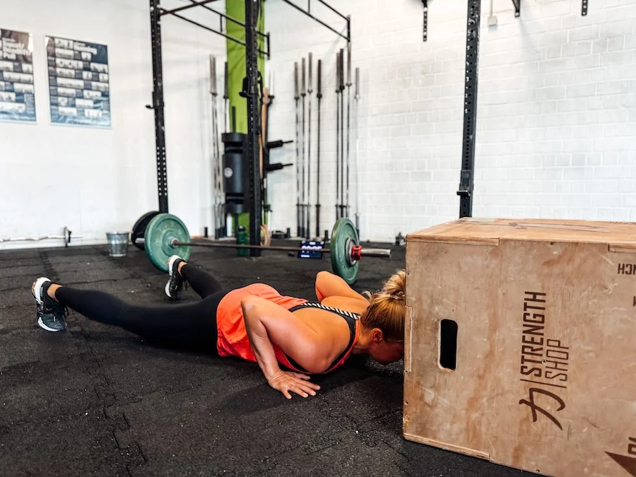 Athletin beim Burpee Box Jumps