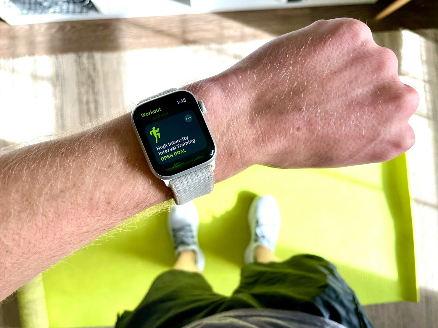 Athlet, der auf seiner Uhr ein HIIT-Training startet