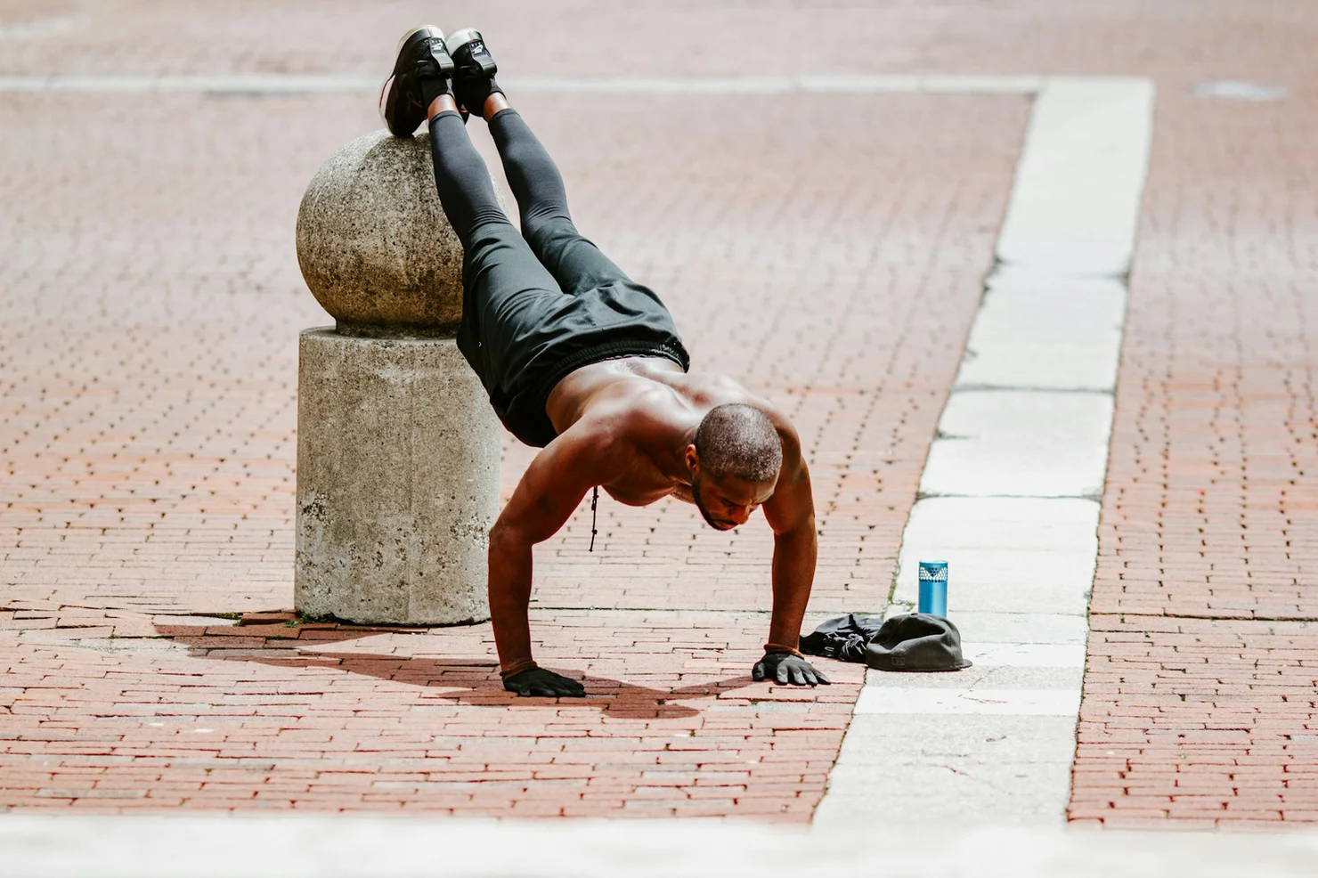 Athlet, der schwierige Push-ups macht