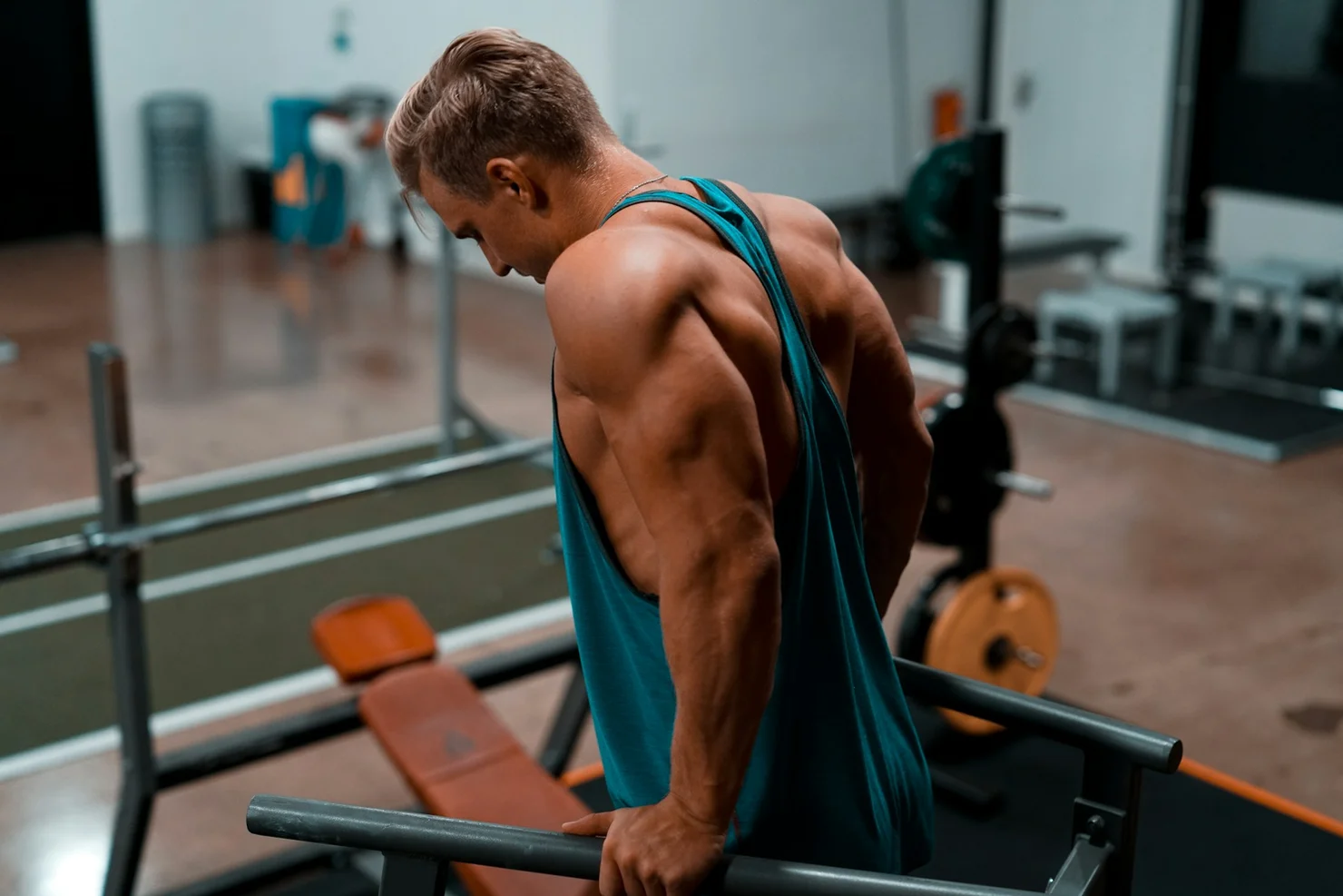 Sportler, der Dips macht