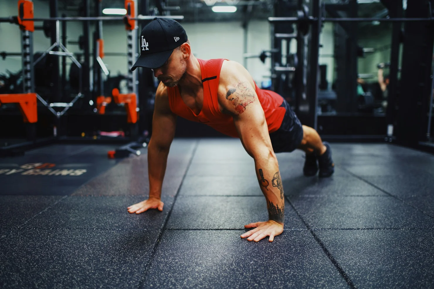 Sportler, der Push-ups macht
