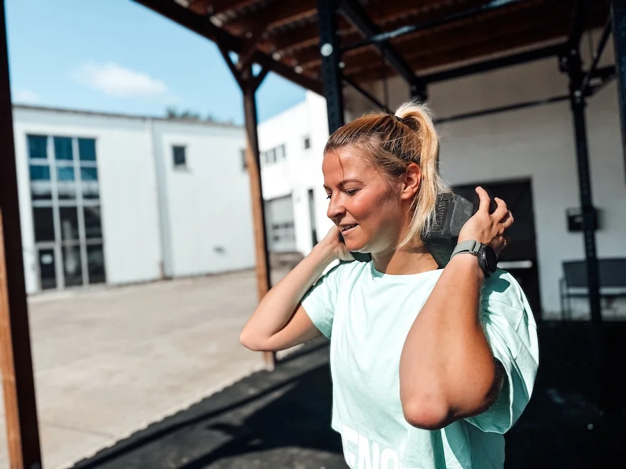 Athletin mit einer Kurzhantel