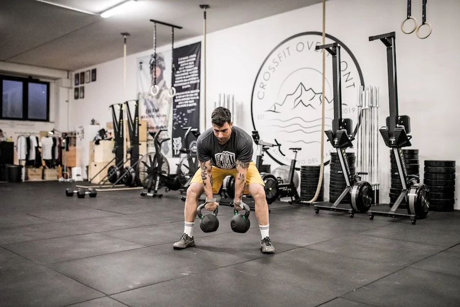 Athlet mit zwei Kettlebells