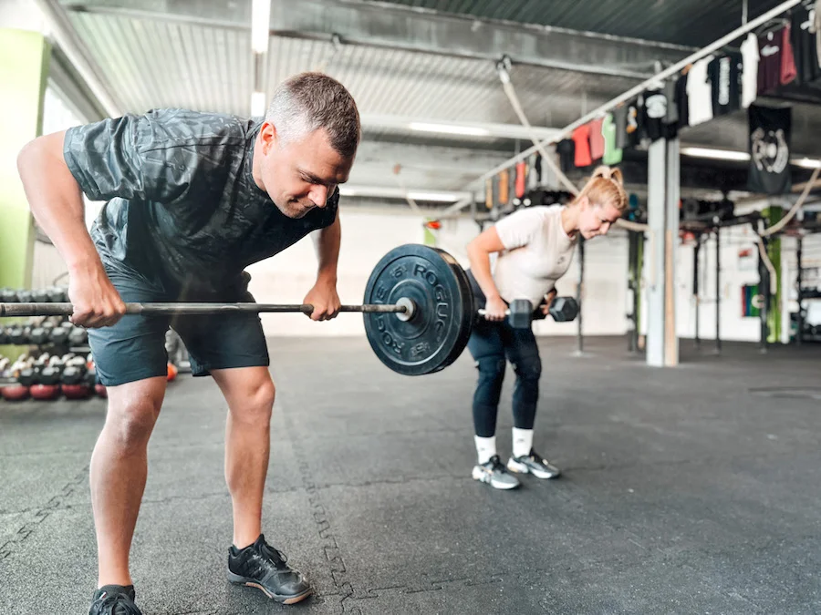 Athleten, die Supersatz-Training machen