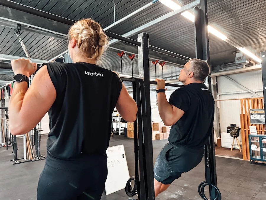 Athleten bei Pull-ups