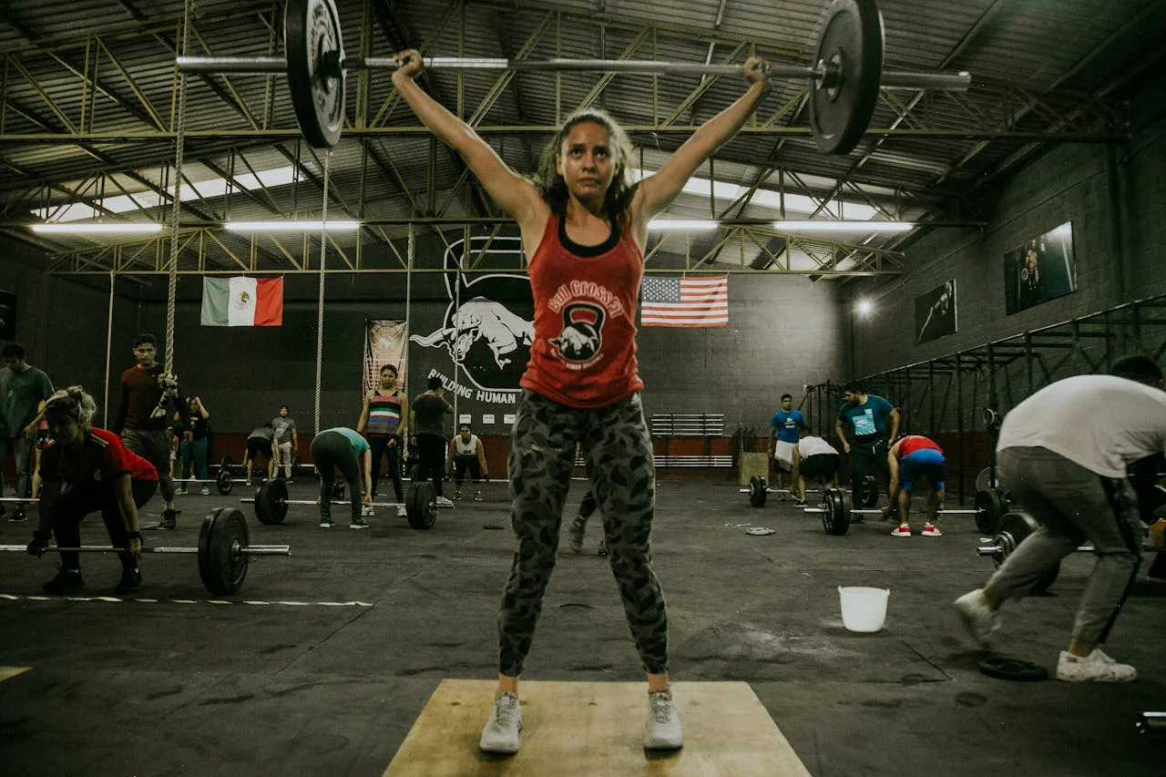 Athleten, die in einer CrossFit-Box trainieren