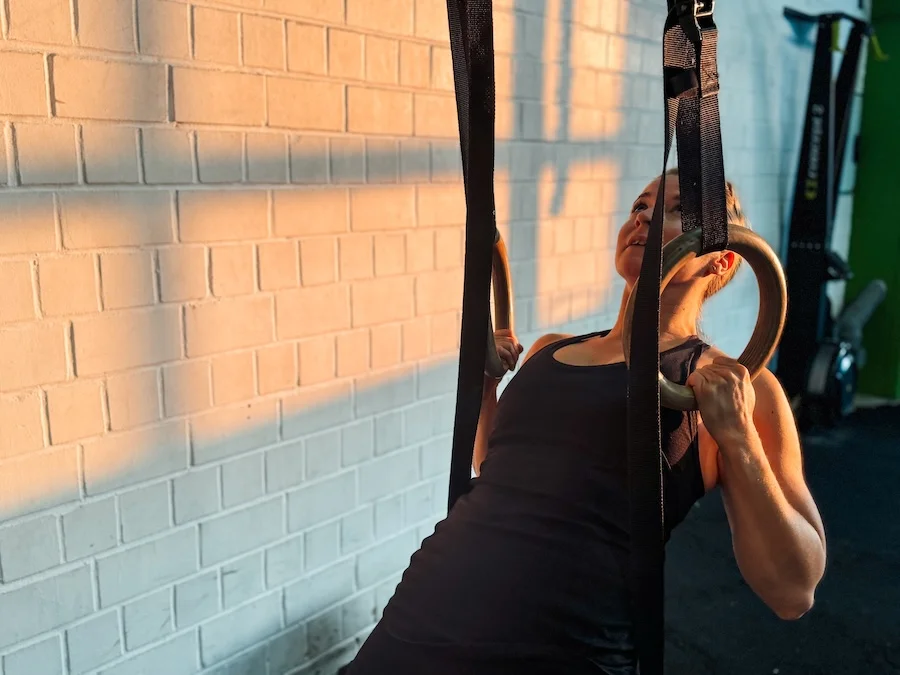 Athletin bei Ring Rows