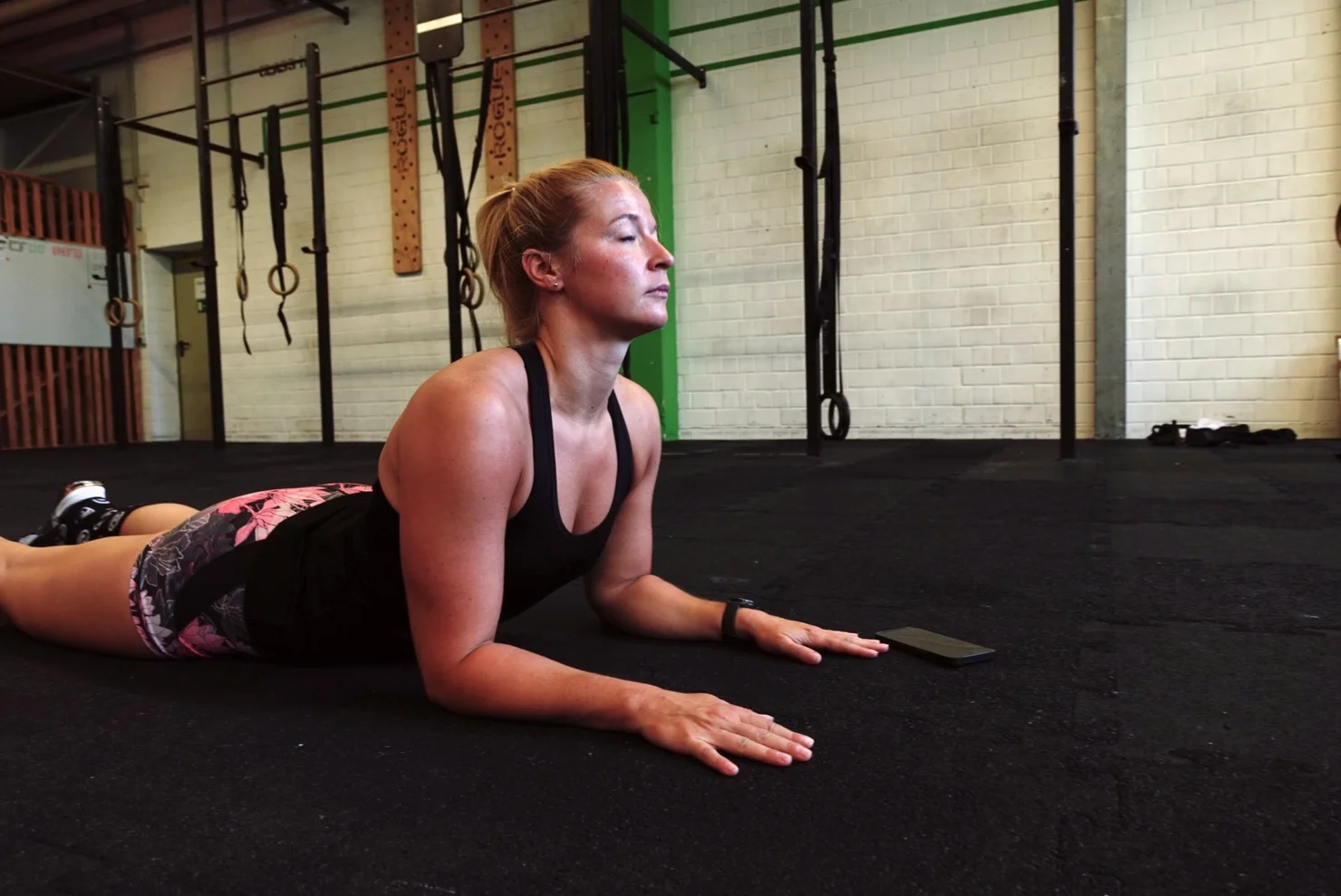 Athletin beim Stretching