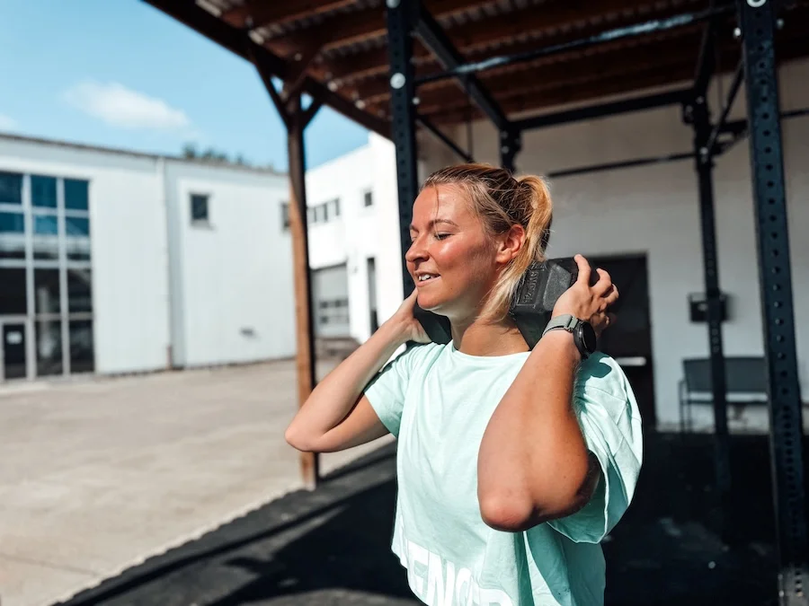Athletin beim Training bei Hitze