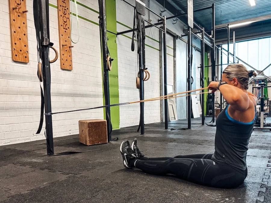 Athletin, die Accessories trainiert