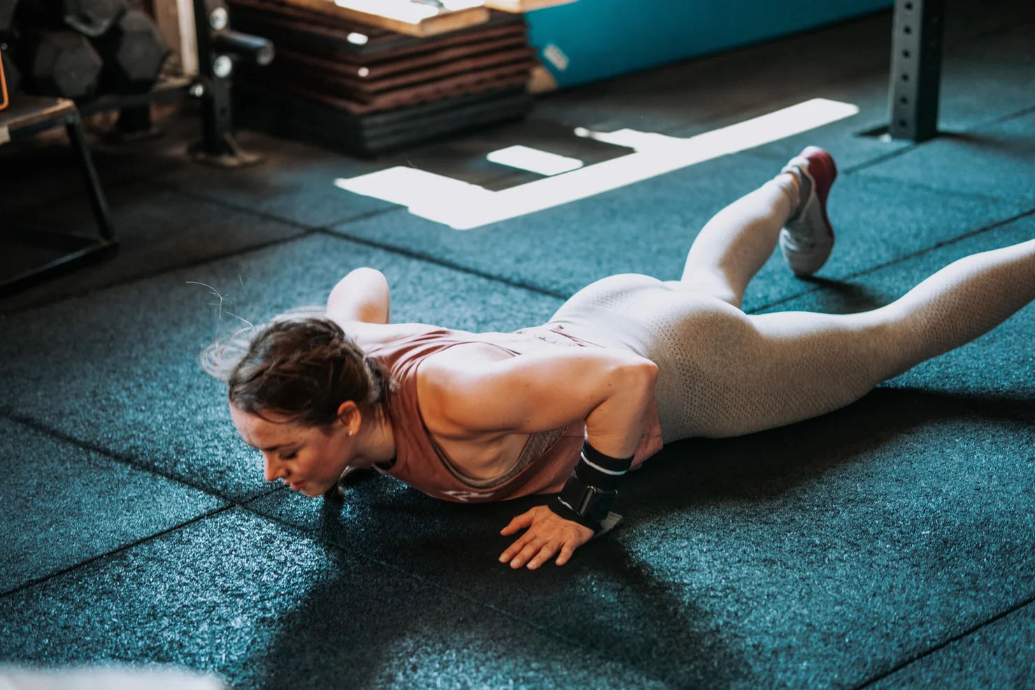 Athletin, die Burpees macht