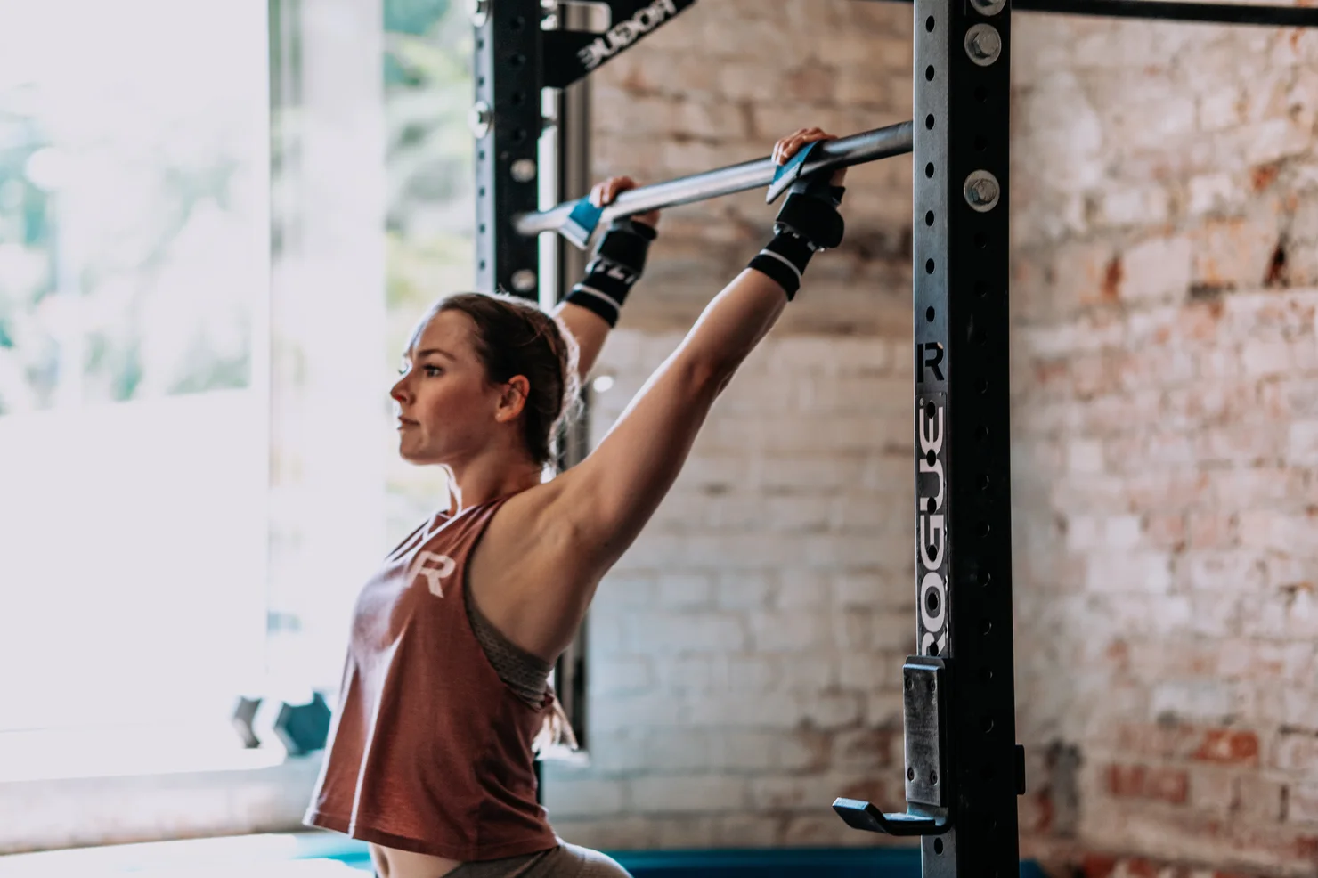 Athletin, die Kipping Pull-ups macht