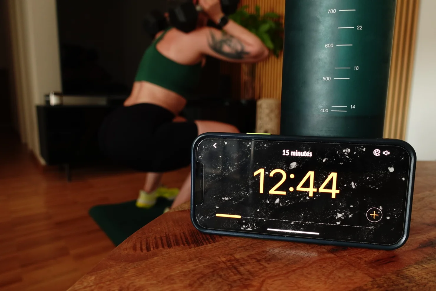 Athletin, die mit dem SmartWOD Timer trainiert