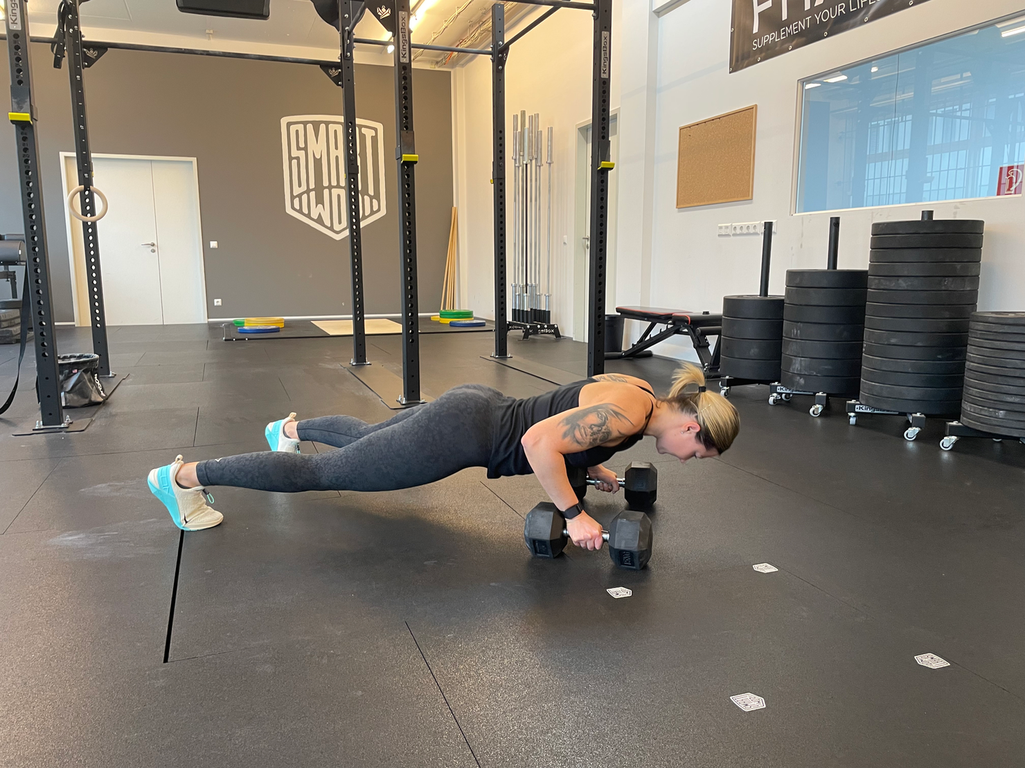 Athletin, die mit Dumbbells trainiert