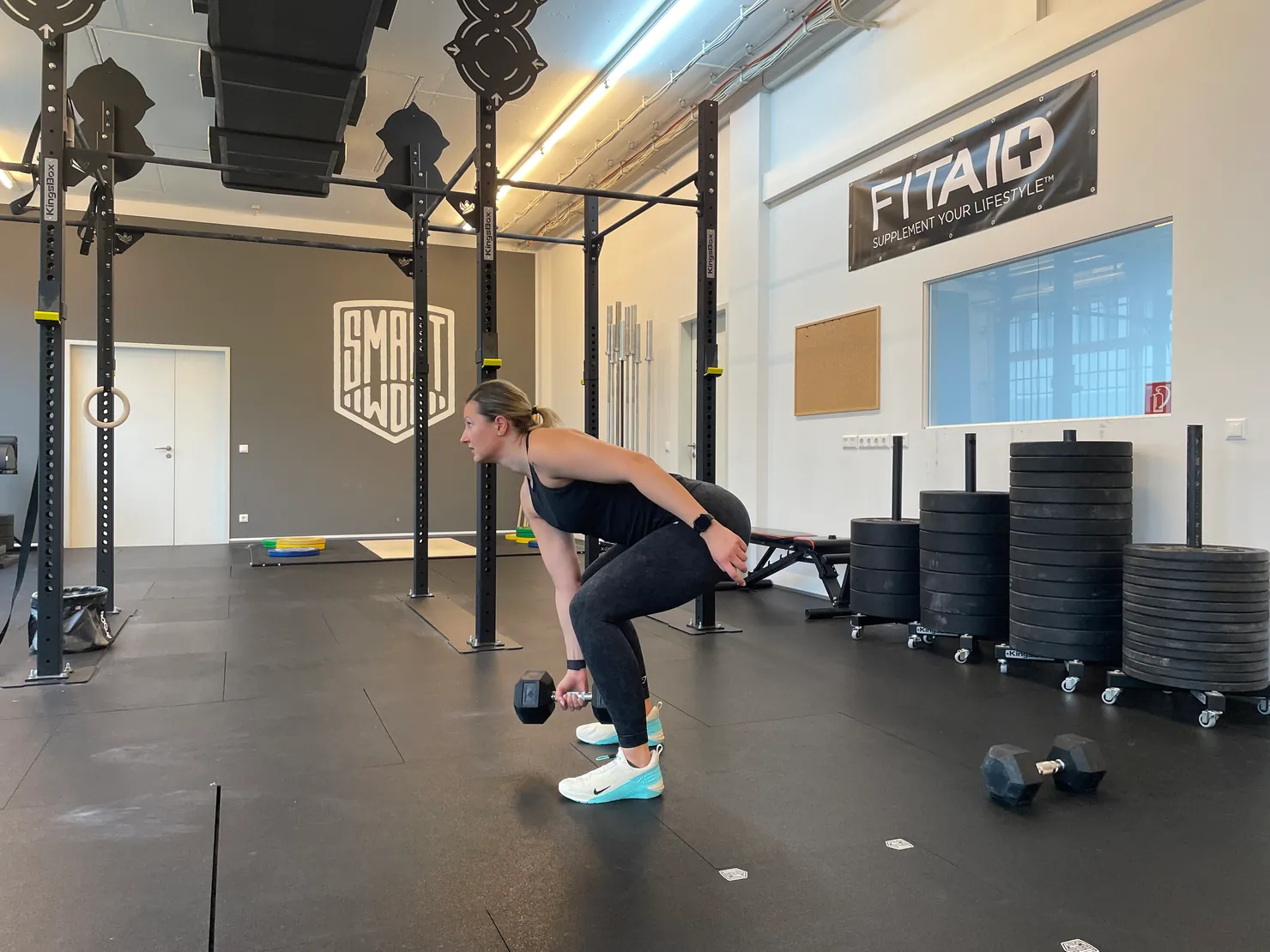 Athletin, die mit einer Kurzhantel trainiert